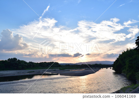 京都府八幡市、上津谷橋（流橋）和木津川的日落 106041169