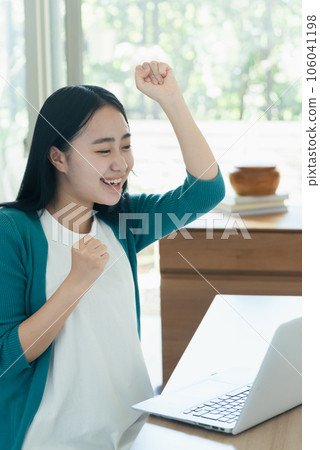 年輕女子在電腦前快樂 106041198