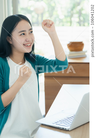 年輕女子在電腦前快樂 106041202