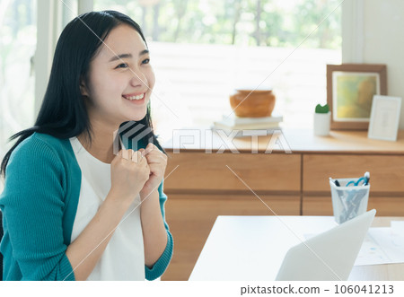 年輕女子在電腦前快樂 106041213