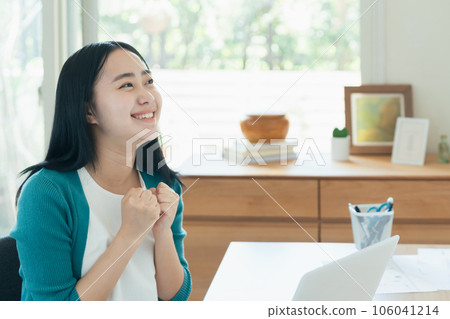 年輕女子在電腦前快樂 106041214