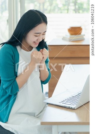 年輕女子在電腦前快樂 106041219