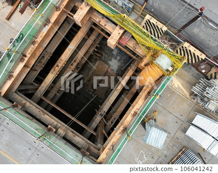 Taipei Metro system are under construction. 106041242