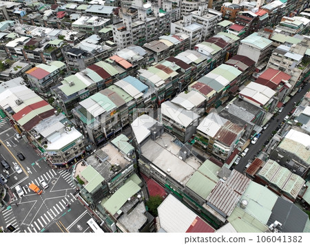 Rooftop addition in Taipei city. 106041382