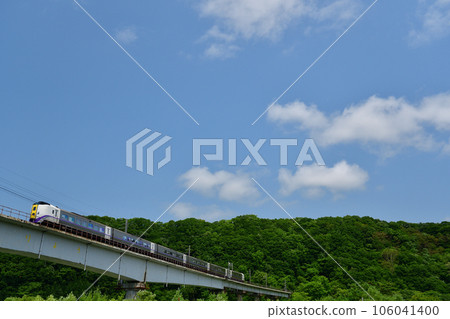 Kiha 261 series limited express "Ozora" crossing the Yubari River bridge Kiha 261 series limited express "Ozora" crossing the Yubari River bridge 106041400