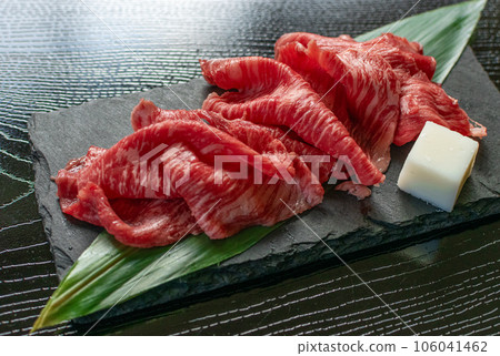 Sliced meat of Kuroge Wagyu beef 106041462