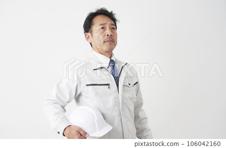 一名中年工人白色背景的肖像 106042160