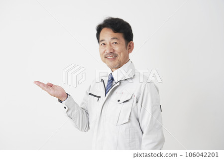 一名中年工人手掌白色背景指向左側 106042201