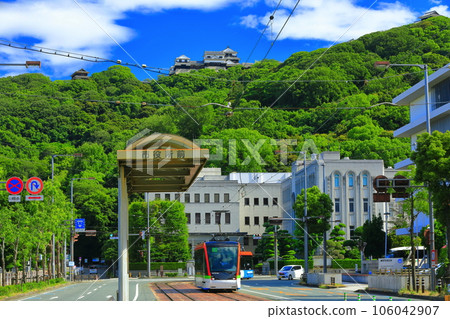 [Ehime Prefecture] Matsuyama Castle in fine weather, Ehime Prefectural Office and Iyotetsu train 106042907