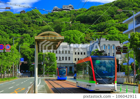 [Ehime Prefecture] Matsuyama Castle in fine weather, Ehime Prefectural Office and Iyotetsu train 106042911