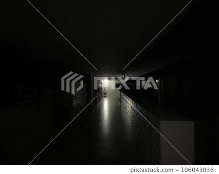 昏暗的辦公室走廊 106043036