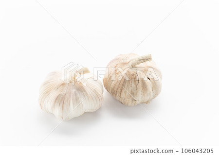 garlic placed on a white background. garlic placed on a white background. 106043205