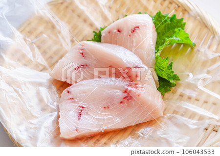 劍魚片放入碗中 106043533