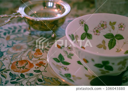 下午茶時間咖啡館活動咖啡館復古咖啡桌協調 下午茶時間咖啡館活動咖啡館復古咖啡桌協調 106043880