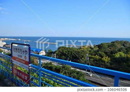 陽光明媚的日子須磨/鹽谷地區的風景大海和鐵路 陽光明媚的日子須磨/鹽谷地區的風景大海和鐵路 106046506