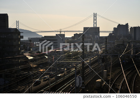 陽光明媚的日子須磨/鹽谷地區的風景大海和鐵路 陽光明媚的日子須磨/鹽谷地區的風景大海和鐵路 106046550