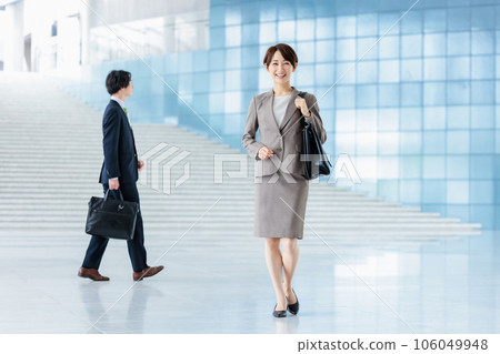 站在公司大廳的商務人士 106049948