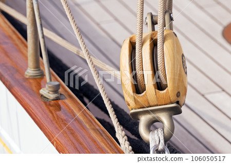 Wooden block 106050517