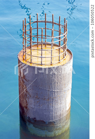 Pier pylon 106050522