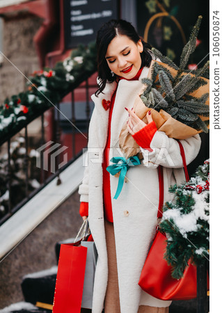 beautiful brunette on the street of the winter city with shopping. beautiful brunette on the street of the winter city with shopping. 106050874