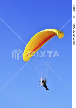 Paragliding 106050899