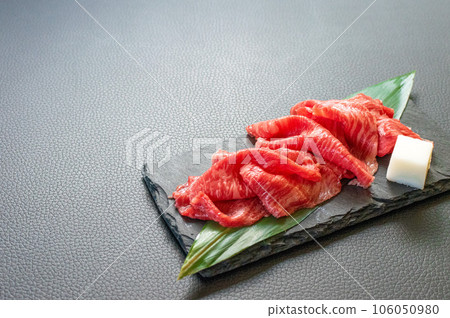 Sliced meat of Kuroge Wagyu beef 106050980