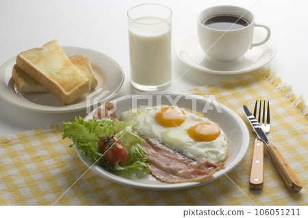 Bacon egg breakfast 106051211