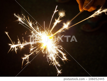 手持煙花的火花 手持煙花的火花 106052445