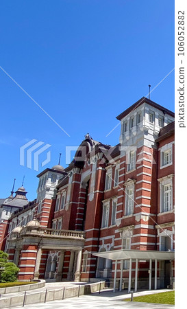 車站大樓在藍天上熠熠生輝 106052882