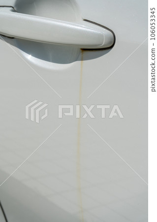 A car with rust flowing from the doorknob due to being parked in the open air for many years|Image of a used car A car with rust flowing from the doorknob due to being parked in the open air for many years|Image of a used car 106053345