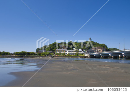 [Fujisawa City] Sea road leading to Enoshima 106053423