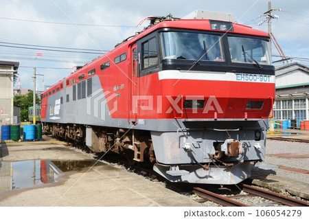 EH500 type electric locomotive (EH500-901) parked at the depot EH500 type electric locomotive (EH500-901) parked at the depot 106054279