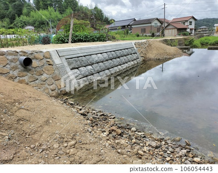 因水災而崩塌的河道修復工程 106054443