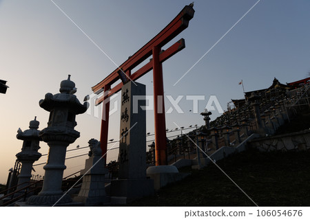 蕪島神社鳥居剪影(青森縣八戶市) 蕪島神社鳥居剪影(青森縣八戶市) 106054676