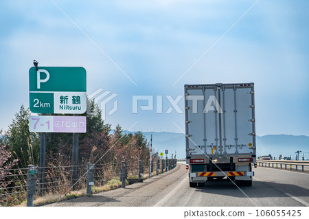A truck driving near Niitsuru parking on the Ban'etsu Expressway, Fukushima Prefecture 106055425