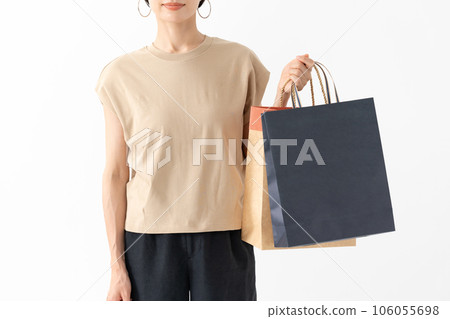 A woman shopping 106055698