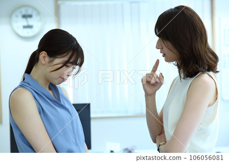 一位高級女員工向一位初級女員工說教的圖片 106056081