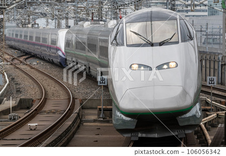 JR East Shinkansen E3 series Tsubasa old paint + E2 series Yamabiko entering Omiya Station 106056342