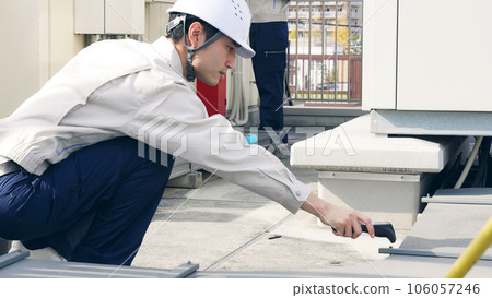 工程師使用檢查設備檢查設備 工程師使用檢查設備檢查設備 106057246