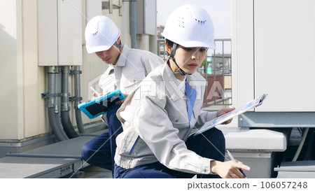 工程師使用檢查設備檢查設備 工程師使用檢查設備檢查設備 106057248