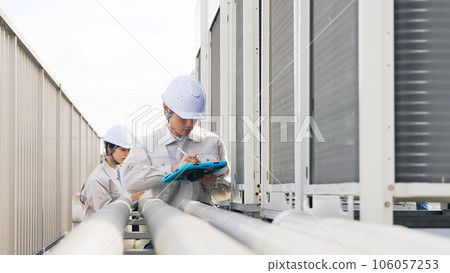 工程師檢查管道 106057253