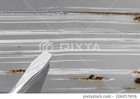 Image of scratching the car body with a driver 106057656