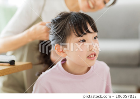 女孩被媽媽梳理頭髮 106057812