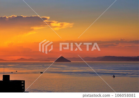 瀨戶內旅行(從高松市中心看到的大槌島) 瀨戶內旅行(從高松市中心看到的大槌島) 106058081