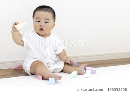 Baby playing with toy blocks (boy, Japanese, 0 years old, 8 months old) 106058508