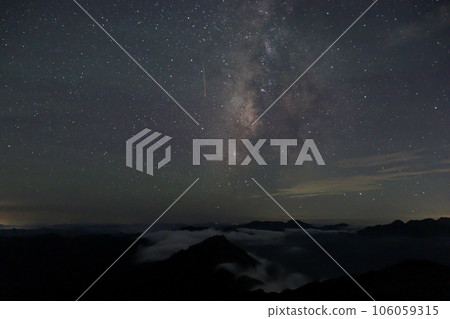 從笹峰山頂看到的銀河和佈滿星星和流星的天空 106059315