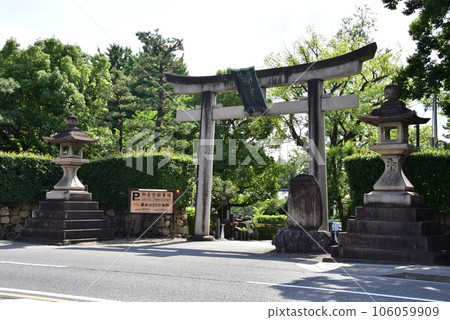 Fushimi Ward Entrance to the parking lot of Gokonomiya Shrine 106059909