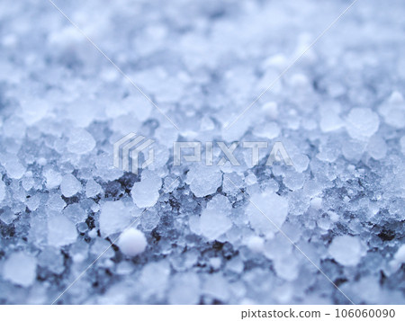 滿地都是白色的冰粒，冰雹 106060090