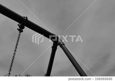 公園鞦韆的頂部和天空（單色） 106060680