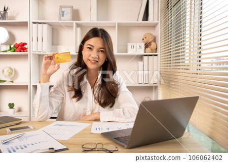 Business Woman Recommending Easy Online Payments with Credit Card for Convenient Shopping, Credit Card Use for Seamless Online Transactions, Suggesting Quick ,Effortless Online Shopping. 106062402